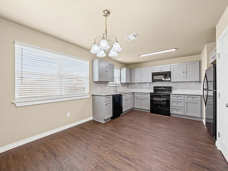7920 Hawthorn — Photo 8