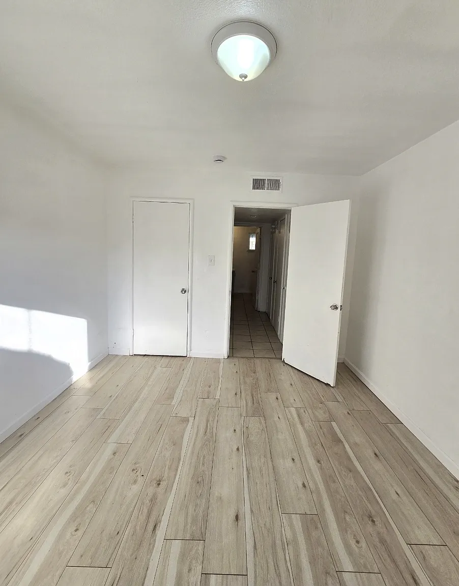 4521 E White Ave APT B photo 1