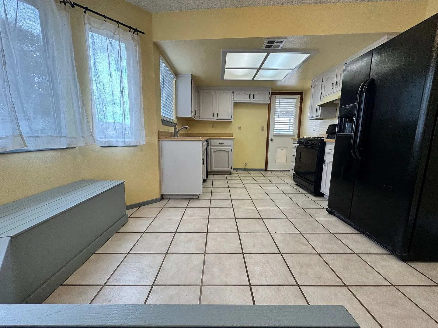 Ready Now! 3 Bedrooms - 2 Bathrooms With Fenced Backyard — Photo 3