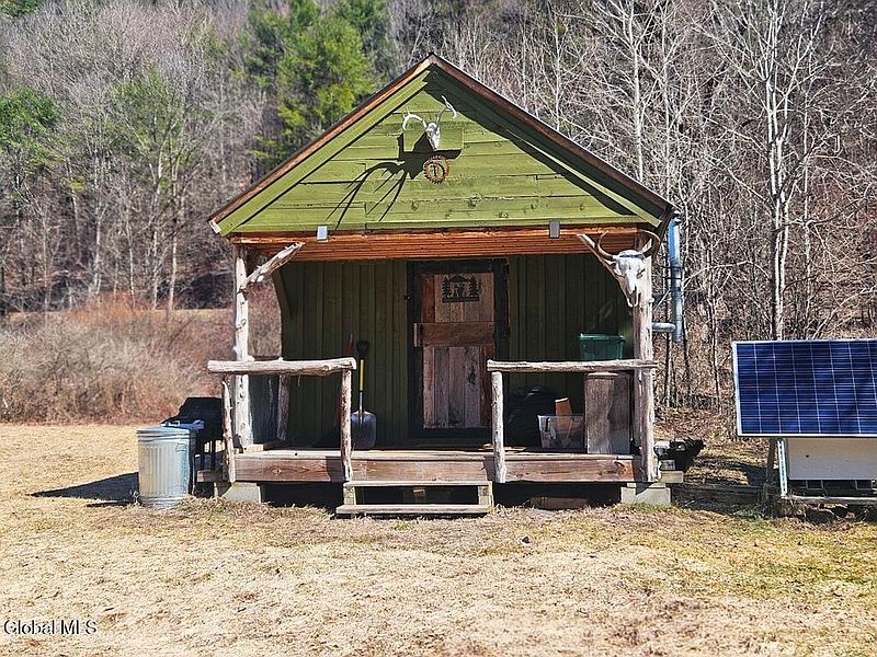 4th image of 915 Mill Valley Road