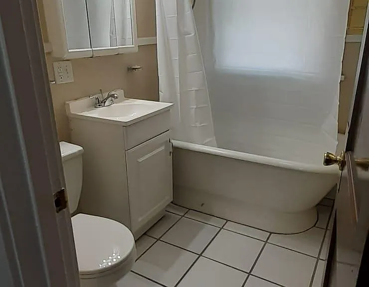 4818 1/2 Burt St — Photo 7