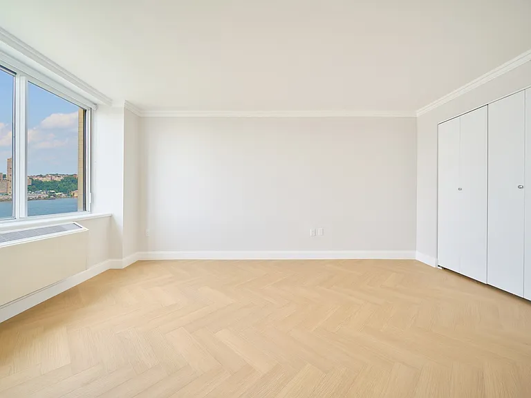 160 Riverside Blvd #4A — Photo 9