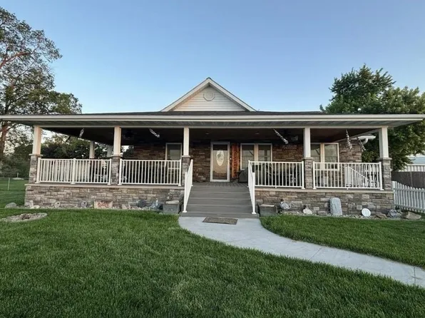 327 Columbus Ave, Monroe, NE 68647