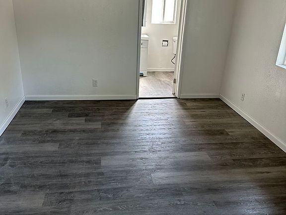 5th image of 1655-57-59 Oak St #1657