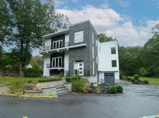 1030 Beechlawn Ter, Orange, CT 06477