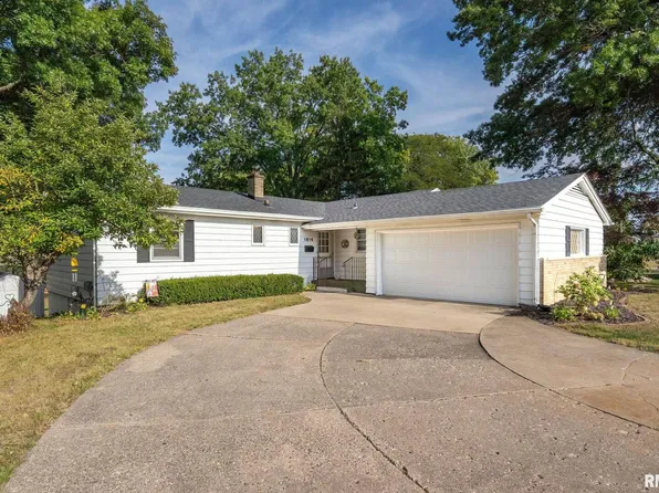 1816 40th Street Ct, Moline, IL 61265