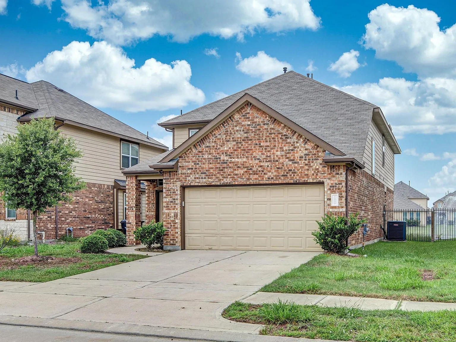 4 bed, 2.5 bath, 2890 sqft, $2,450 — Photo 2