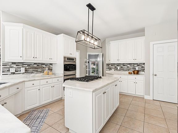 4th image of 2103 W Marilyn Cir