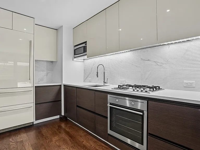 138 E 12th St #2G — Photo 1
