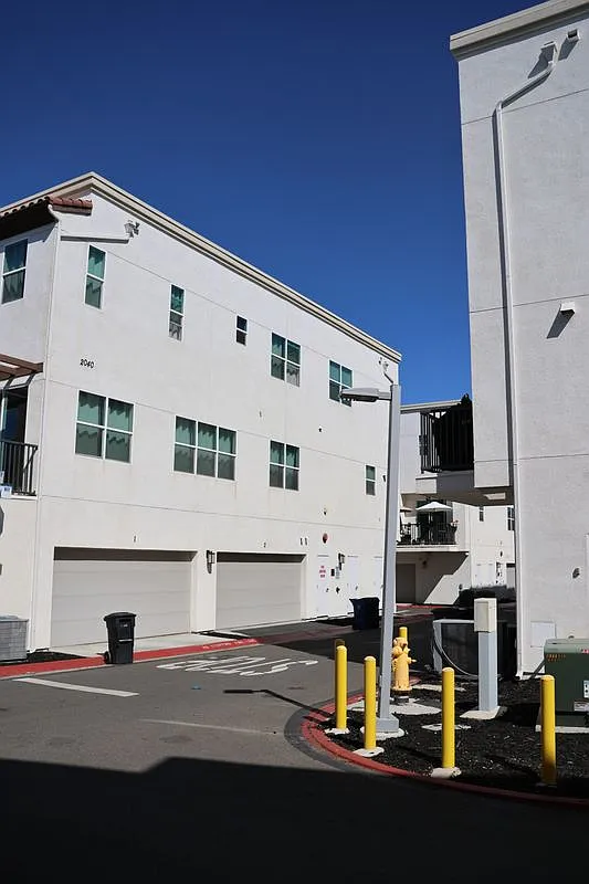 2 bed, 3.0 bath, 1339 sqft, $3,600 — Photo 3