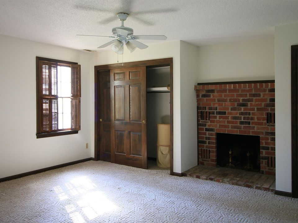 1st image of 410 Bluff View Dr
