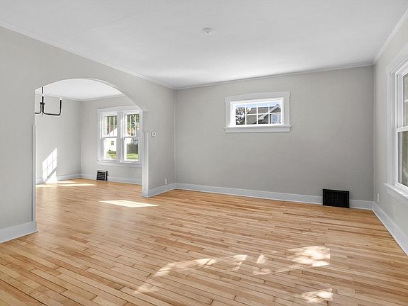 4th image of 2802 Clark STREET
