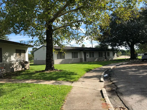 16 Court Dr, Bridge City, TX
