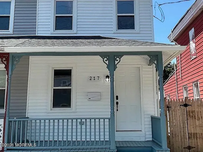 217 Wesley St — Photo 2