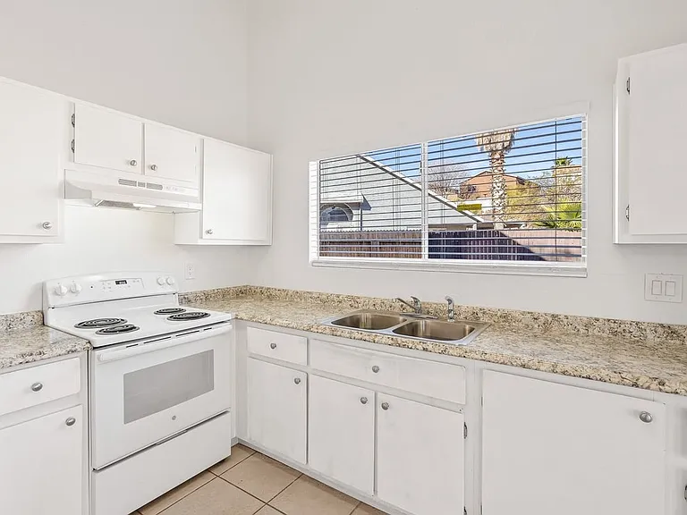 7209 S Avenida Del Nopal — Photo 6