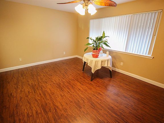 3rd image of 902 Blue Springs Dr