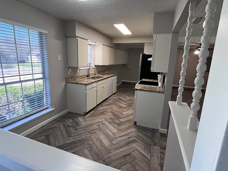 1243 Saturn St — Photo 4