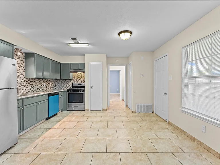 5035 Reno Dr — Photo 8