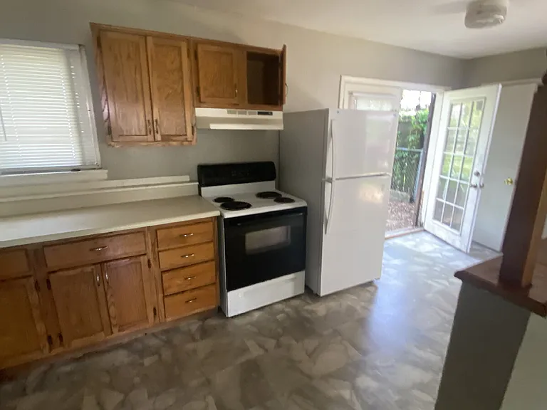 1305 Collins Dr — Photo 3