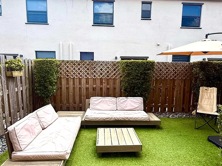21423 NE 2nd Pl — Photo 22