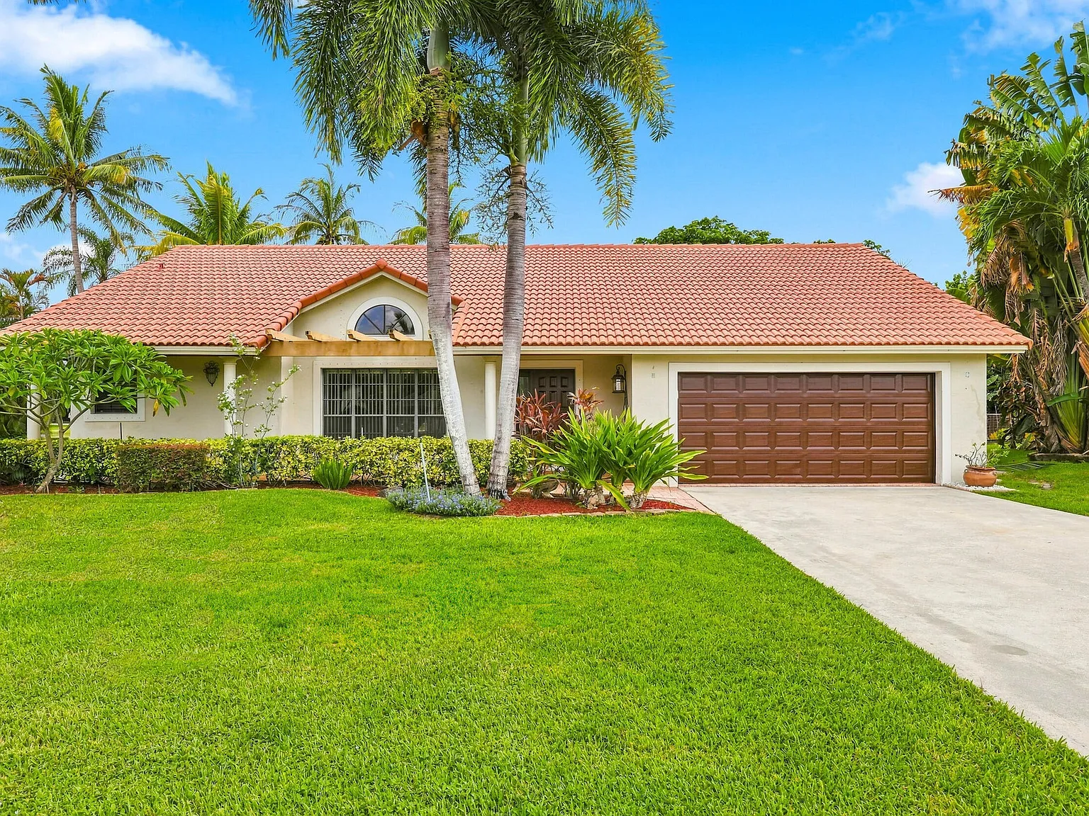 4 bed, 2.0 bath, 2112 sqft, $4,650 — Photo 1