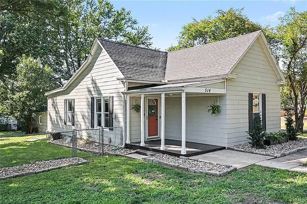3 bed, 1.5 bath, 1290 sqft, $1,995 — Photo 2