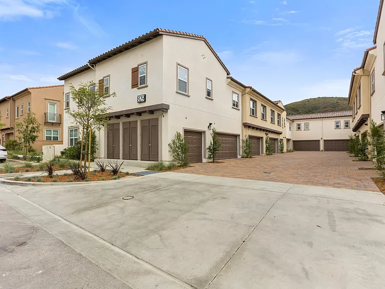 821 Blackstone Dr — Photo 11