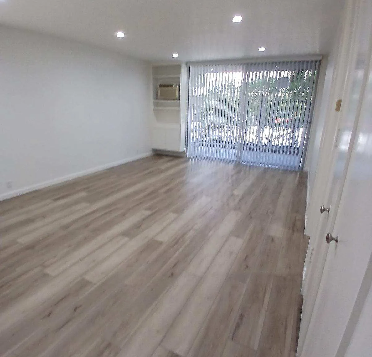 533 S Hudson Ave — Photo 4