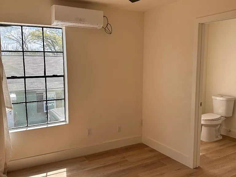 410 Randall St — Photo 9