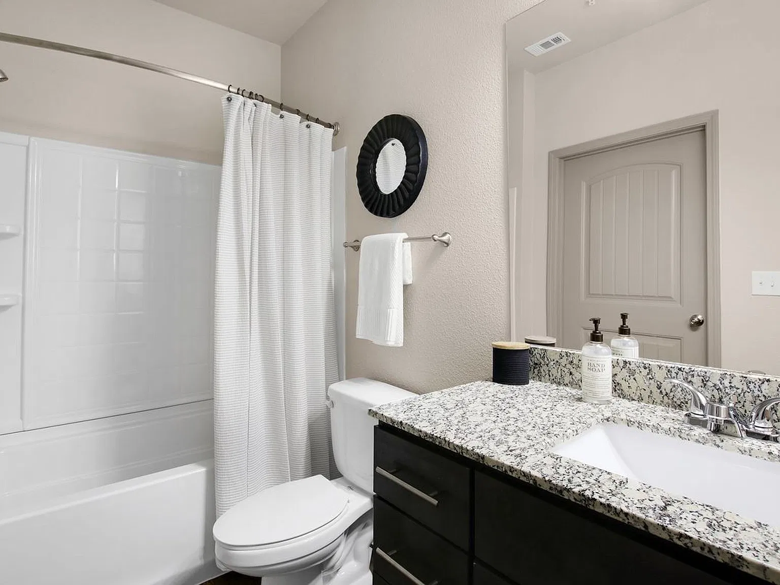 Lone Oak Apartments — Photo 3