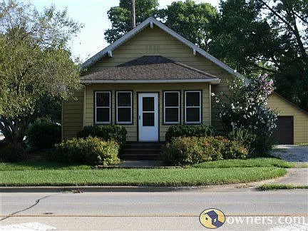 402 E Oak St photo 1