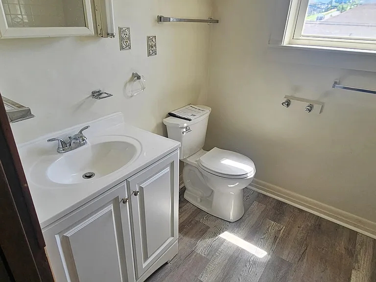 100 E Bell Ave #2 — Photo 2
