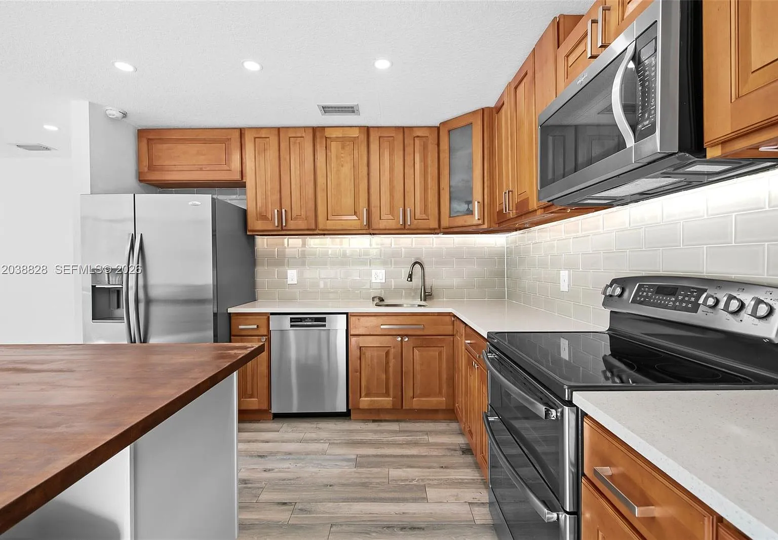 4 bed, 2.5 bath, 1946 sqft, $4,600 — Photo 2