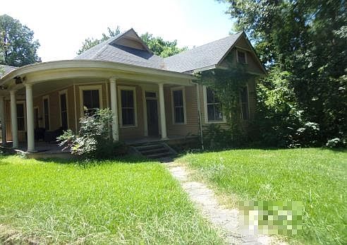 2nd image of 2600 Oak St
