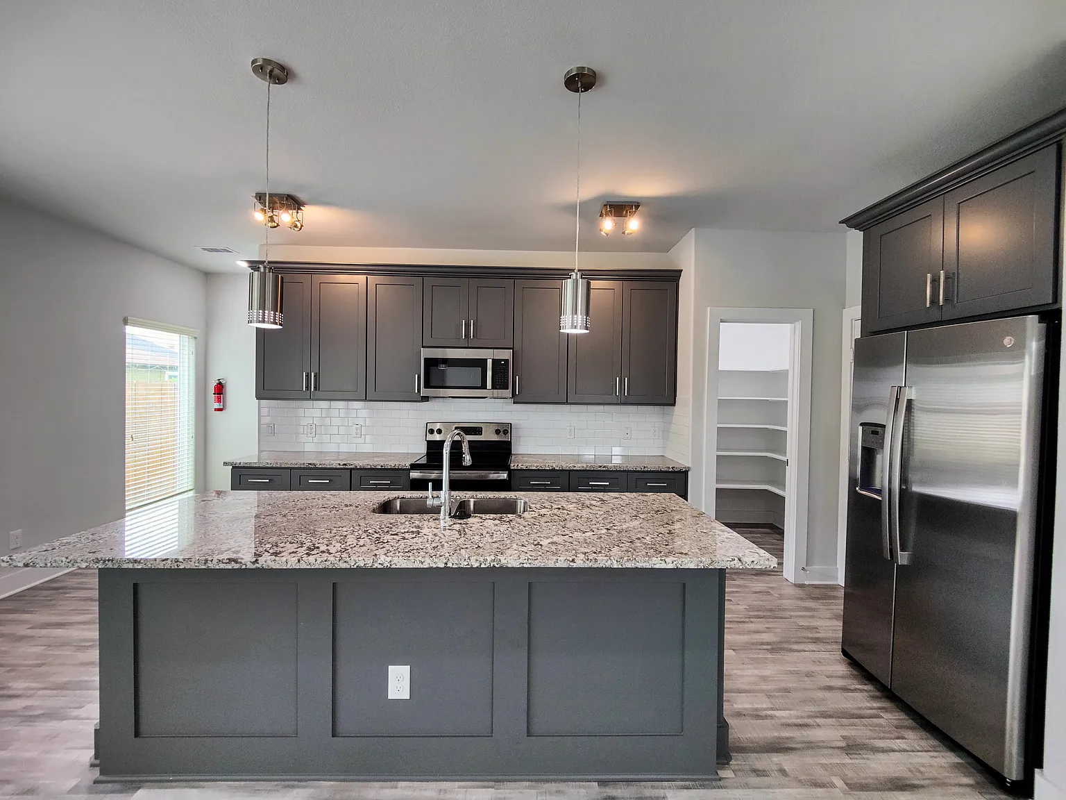 3 bed, 2.5 bath, 1832 sqft, $2,500 — Photo 3