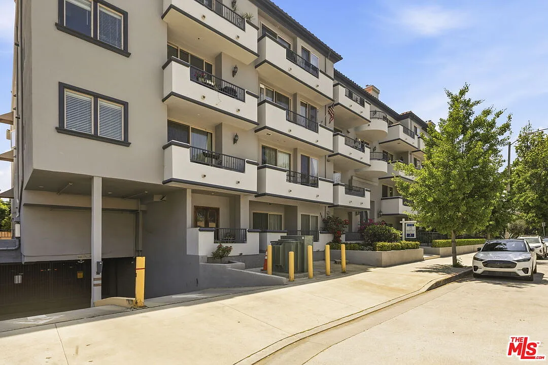 Building Photo - 11218 Camarillo St #303