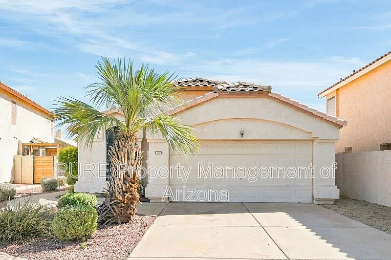 3 bed, 2.0 bath, 1283 sqft, $2,099 — Photo 2