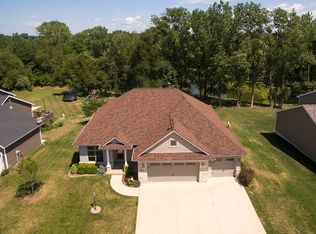 402 Fox Run Dr, Mahomet, IL 61853