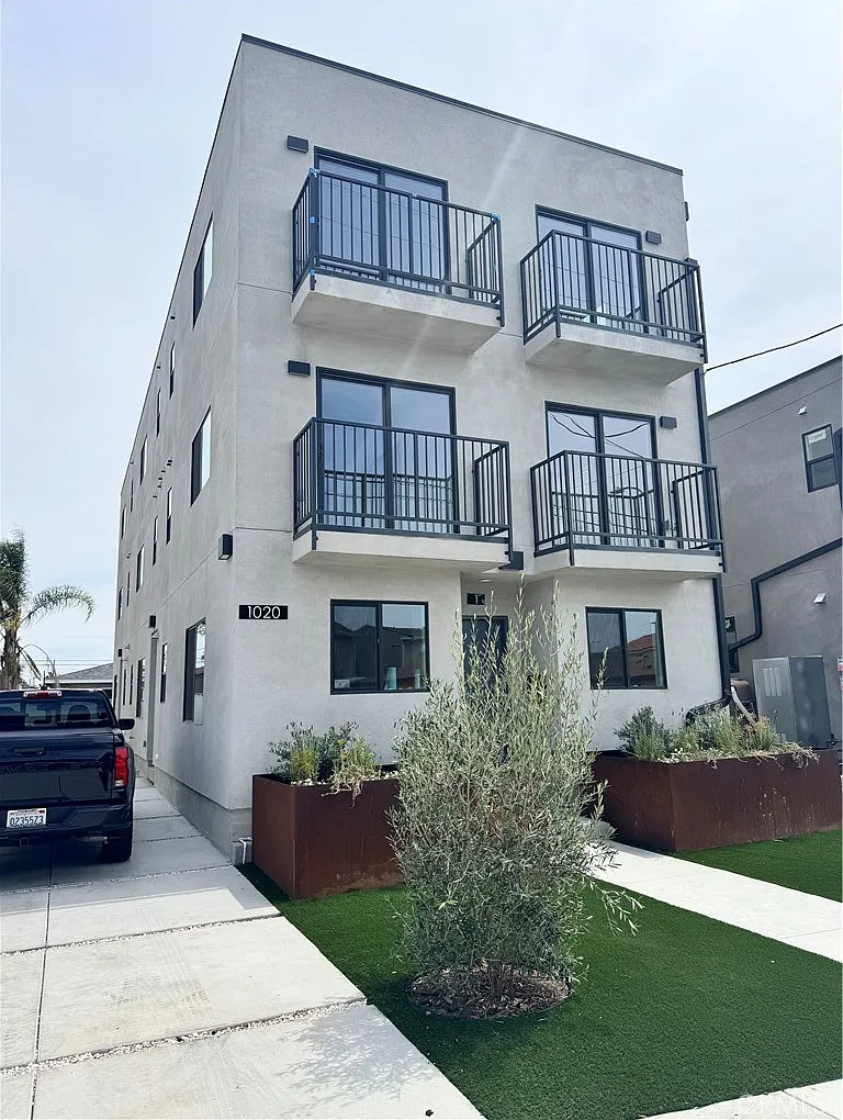 15 bed, 4977 sqft, $15,000 — Photo 1