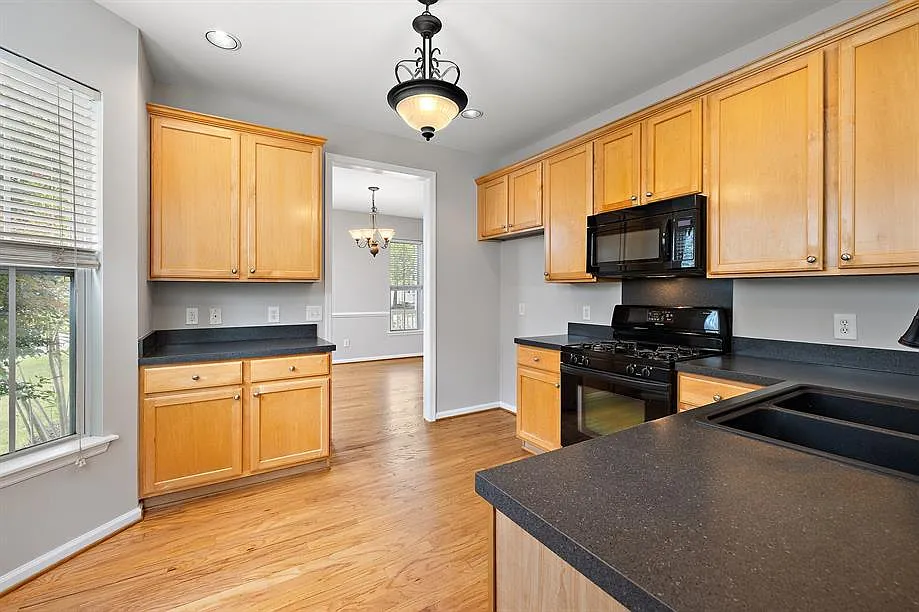 4 bed, 3.5 bath, 2172 sqft, $3,595 — Photo 3