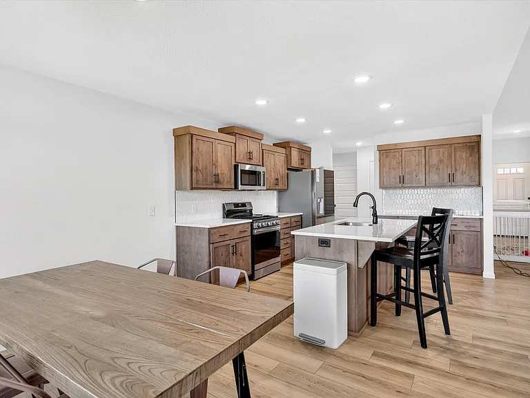 556 Spring Meadow Dr — Photo 14