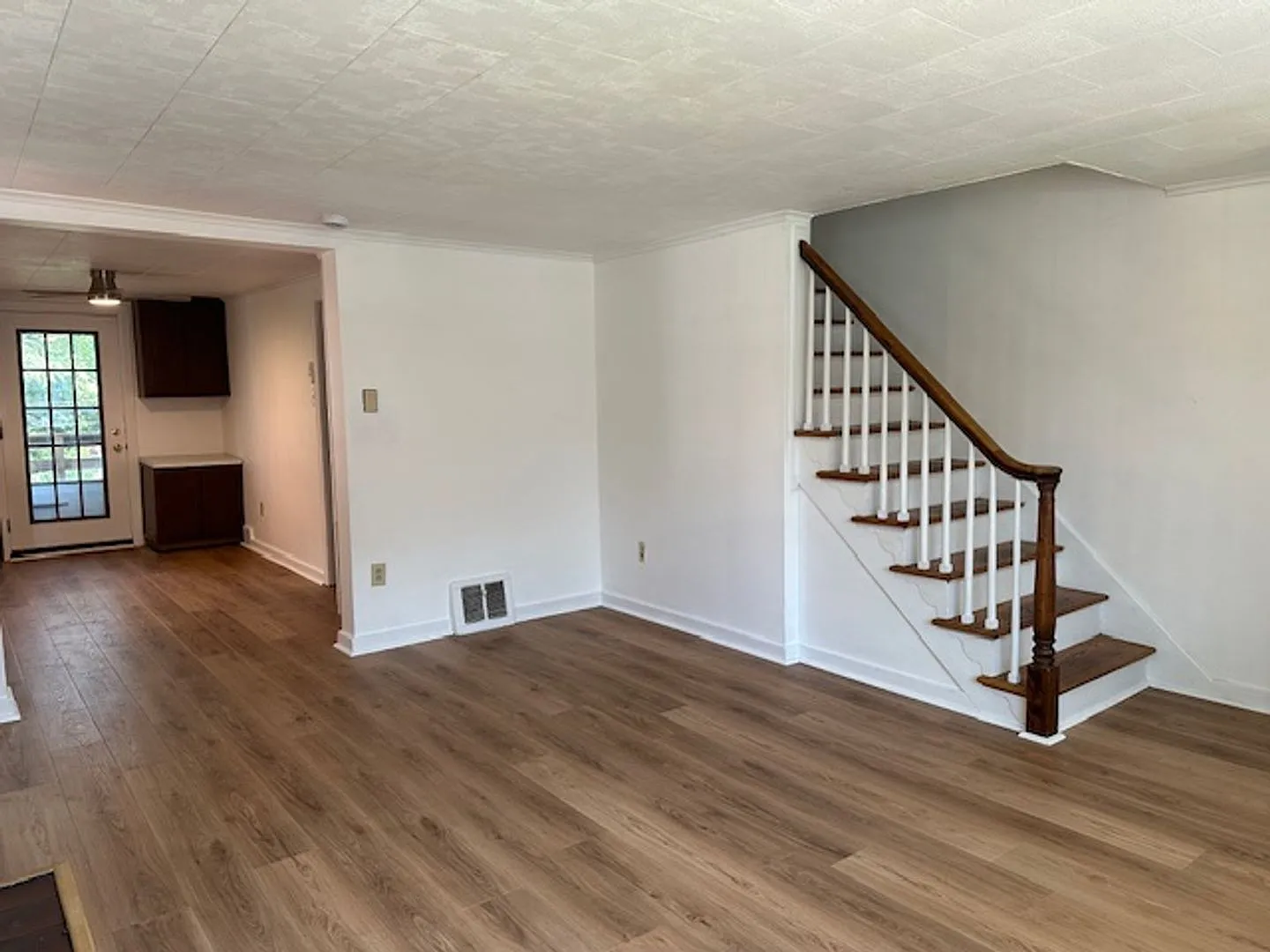 Located in Harrisburg, PA, this 3-bedroom, 1-bathroom home offers convenient everyday living with... — Photo 2