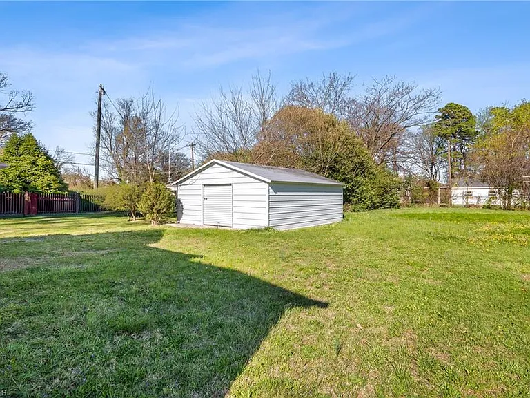 810 Elwell Ave — Photo 4