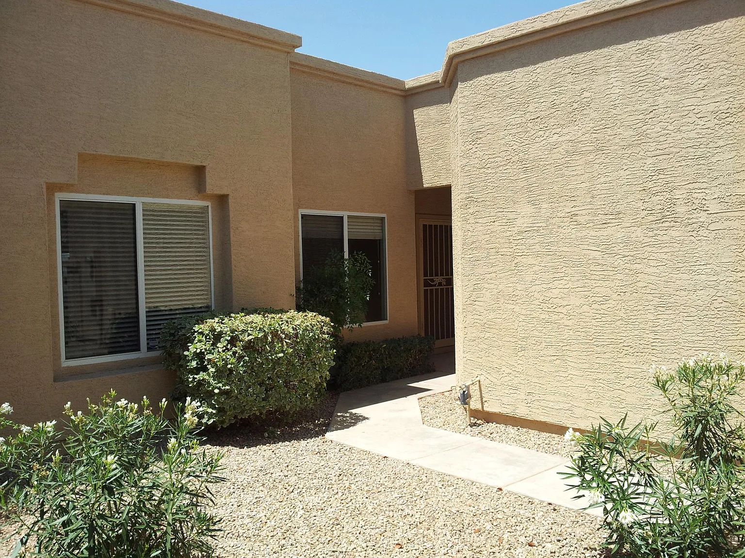 3 bed, 1200 sqft, $1,950 — Photo 2