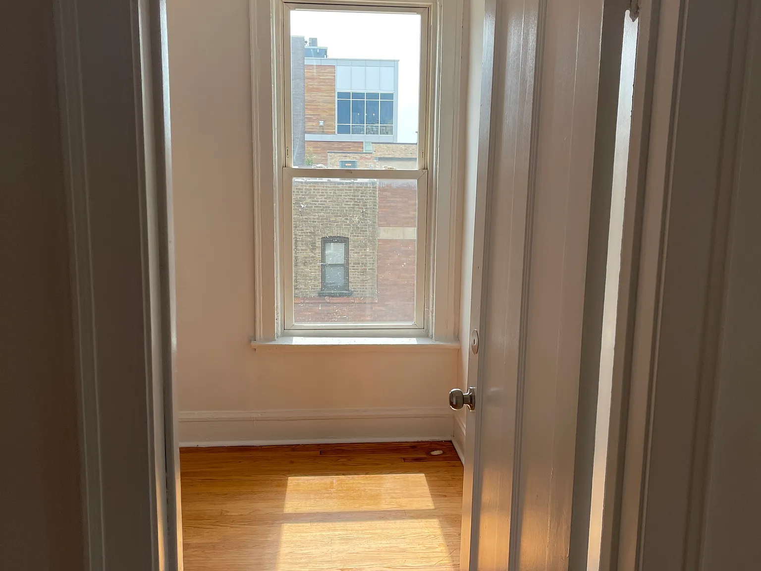 3 bed, 950 sqft, $2,450 — Photo 3