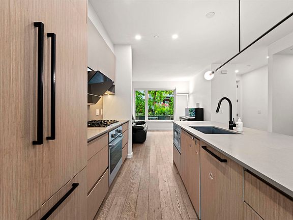 4th image of 528 E 2nd St #42