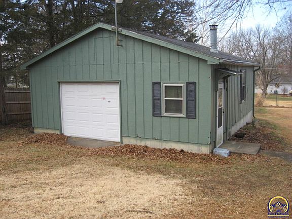 4th image of 3539 NE Meriden Rd