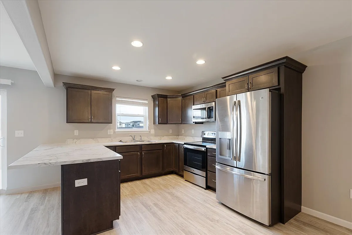 3 bed, 2.5 bath, 1600 sqft, $1,900 — Photo 2