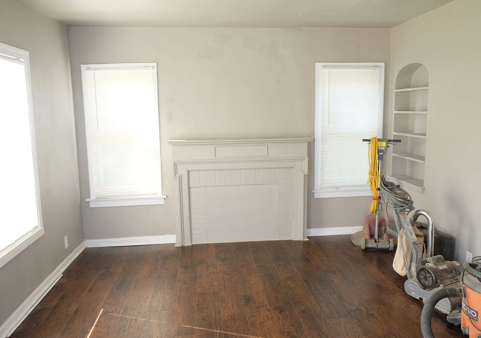 Beautiful Home With 2 Car Garage Located In Quiet Neighborhood! — Photo 2