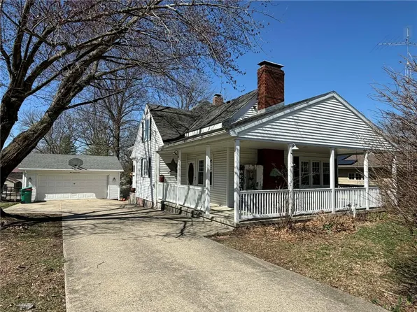 305 Spruce St, Pana, IL 62557